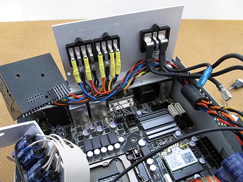 Audioverstärker Crunch GTO 4120. Anschluss für Lautsprecher. Car-PC für Mercedes E-Klasse, W211, Audio 20.