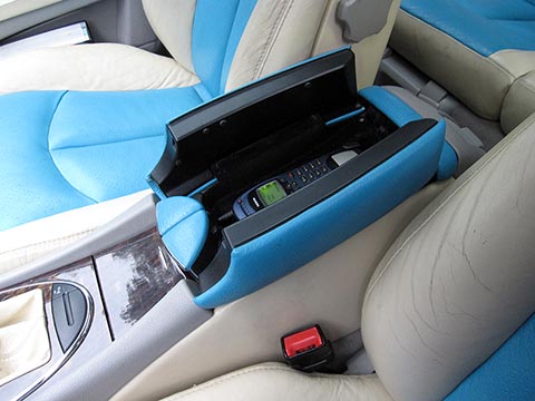 Armlehne mit eingerichtetem Platz für ein Mobiltelefon. Car-PC für Mercedes E-Klasse, W211, Audio 20.