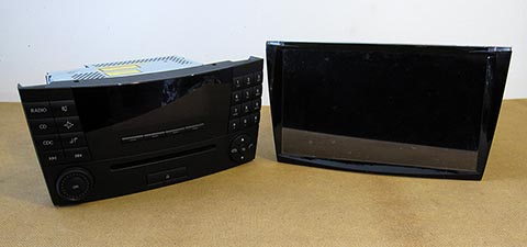 Montierte Geräte und Computer, Ansicht von vorne. Car-PC für Mercedes E-Klasse, W211, Audio 20.