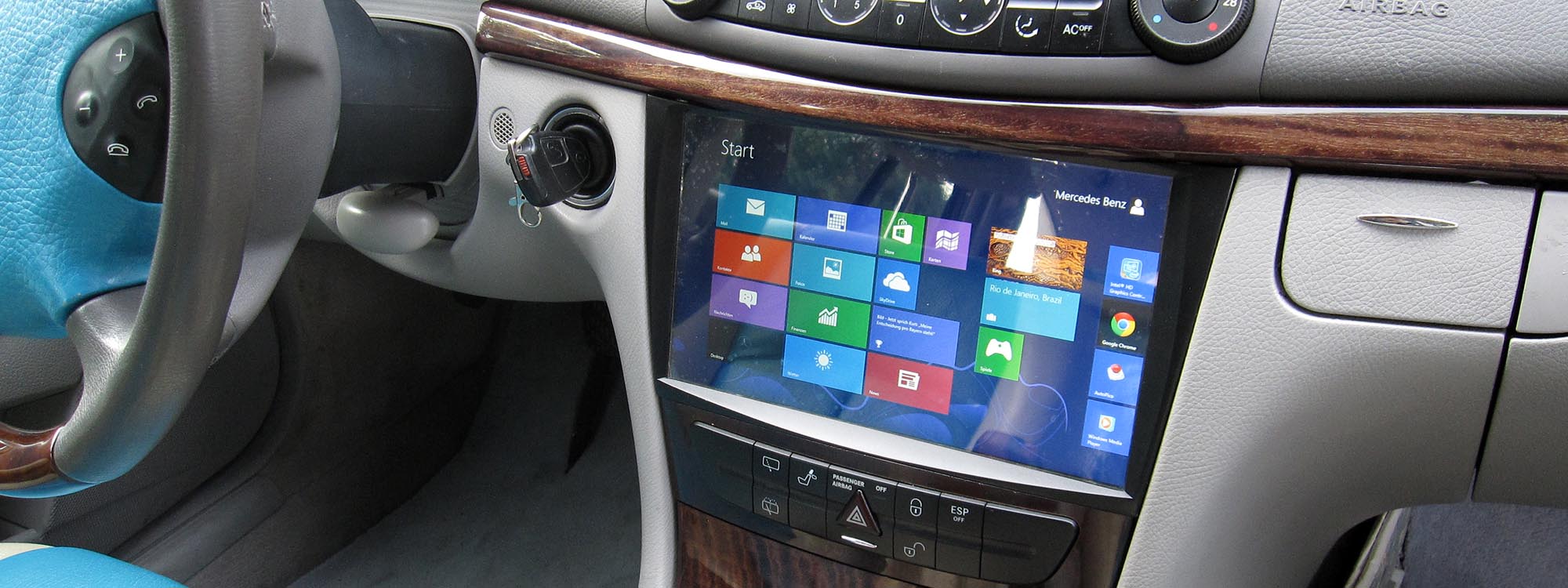 В салоне автомобиля Mercedes Benz E Class W211 смонтирован CarPC, 10,1-дюймовый работающий дисплей, встроенный в центральную консоль.