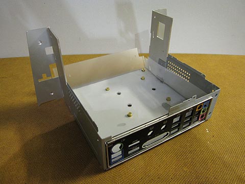 Gehäuse mit Rückwand und Steckverbindereingängen. Car-PC für Mercedes E-Klasse, W 211, Audio 20.