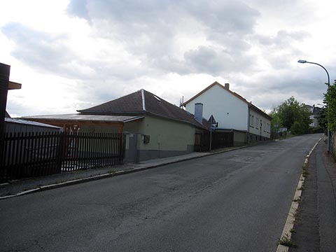 Улица Cloßstraße, одноэтажное строение бывшего предприятия адаптировали под жилой дом.