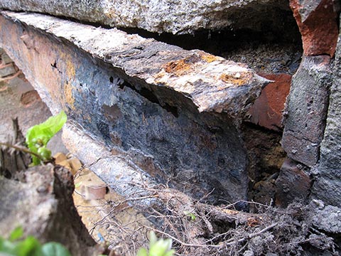 Уничтоженное ржавчиной стальное перекрытие.