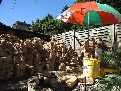 Гора столетнего облицовочного и морозостойкого кирпича, появившаяся у нас после сноса соседнего исторического дома.