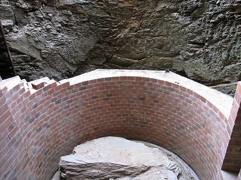 Новая стена будущего технического помещения из исторического облицовочного кирпича на месте бывшей выгребной ямы.