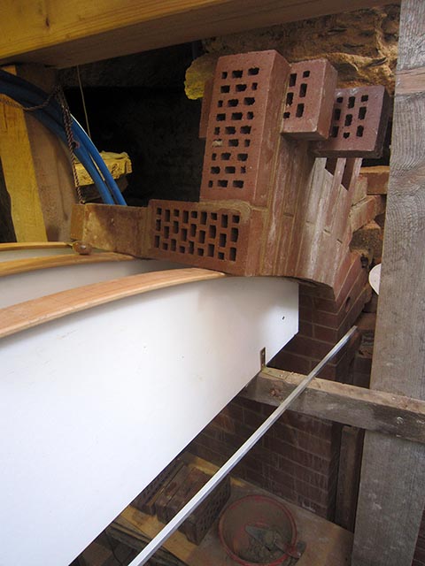 Сделанная опалубка для кладки арки должна выдерживать вес около 500 кг.