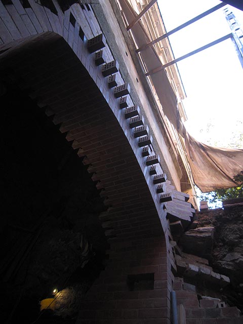 Вид готовой арки, в которую уже встроены кирпичи для соединения с будущим сводом.