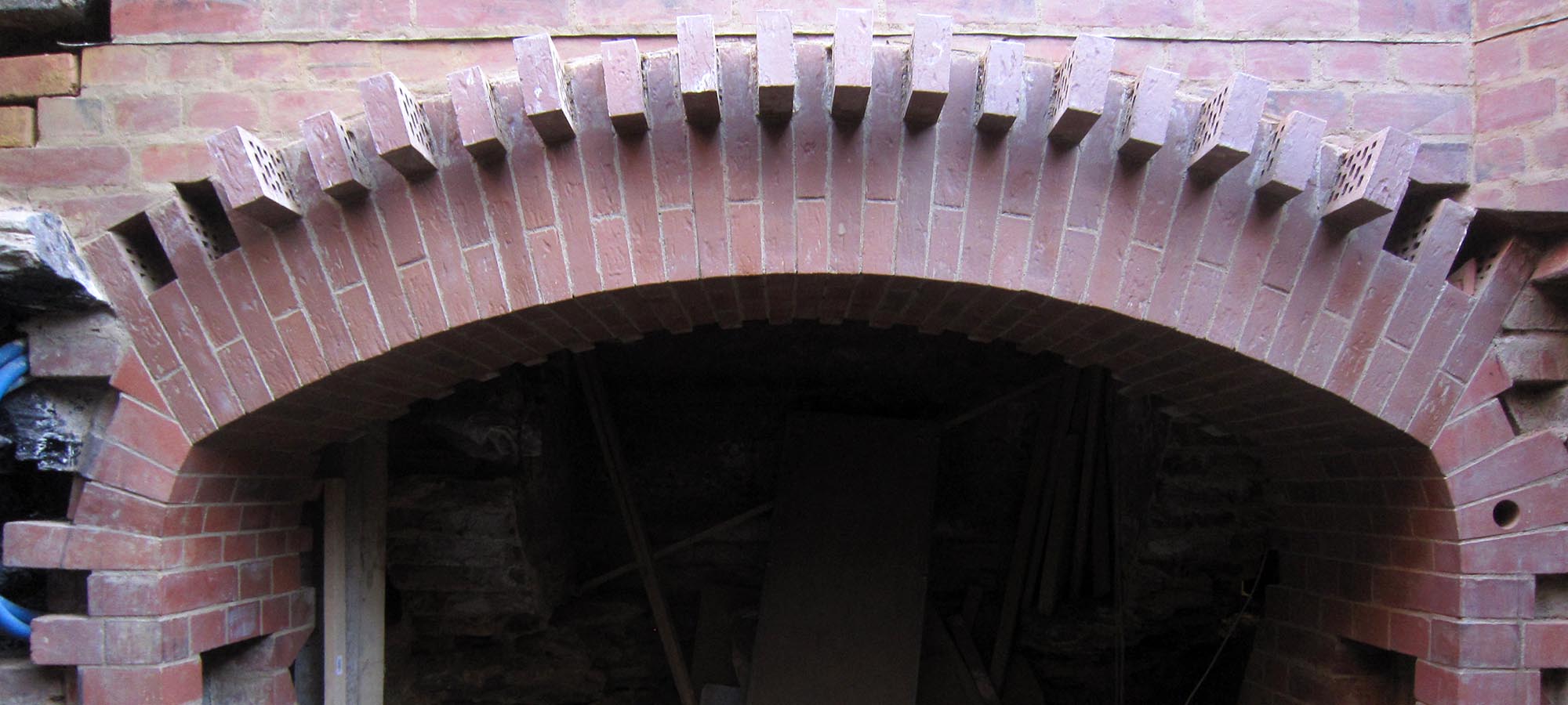 На месте прежних ржавых стальных перекрытий выложена арка из клинкера. Арочный проём 2 метра.