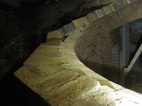 Стена из лицевого кирпича плавно переходит в купол из того же материала и элипсовидно соединяется со сводом.