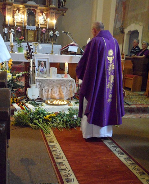 Abschiedszeremonie für István in der Kirche Gyümölcsoltó Boldogasszony-Templom in Szentbékkállá am 04.08.2024.