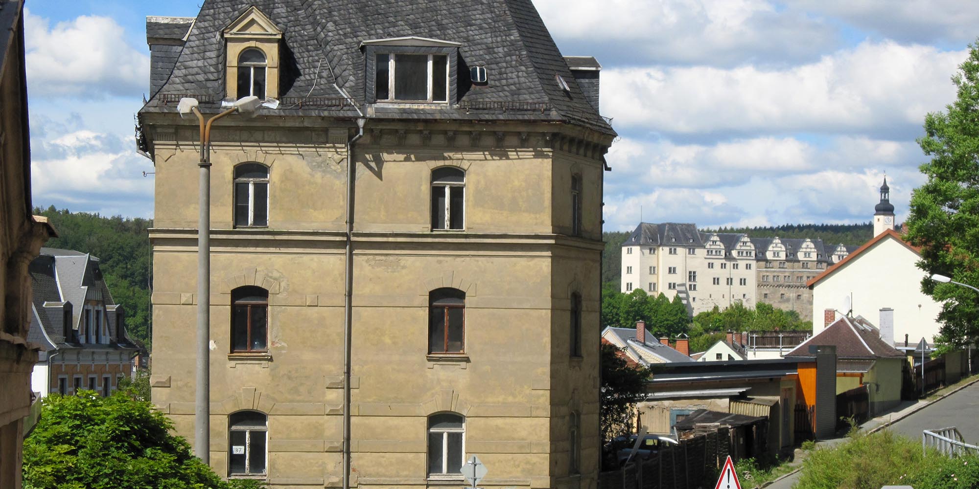 Wohn- und Geschäftshaus von Victor Dietel in Greiz. Im Hintergrund das Obere Schloss.