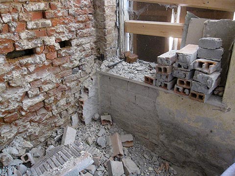 Стена после удаления стены в четверть пустотелого кирпича и рубероидного листа.