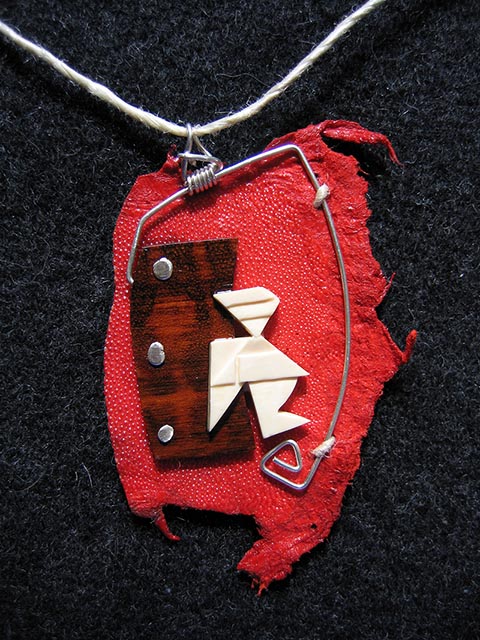 Авторская работа Александра Бабеля. Подвеска «Шумерский человек» (кожа ската, бивень мамонта, змеиное дерево, серебро).