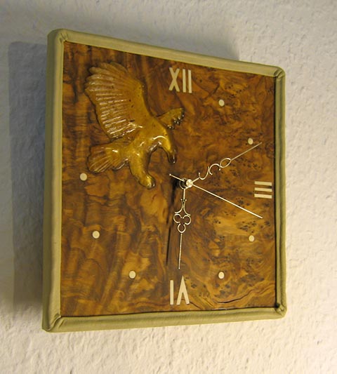 Wanduhr „Adler fängt die Zeit“ (Olivenholz, Bernstein, Silber, Mammutelfenbein). Autorarbeit von Alexander Babel. 2008.