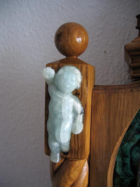 Standuhr. Autorarbeit von Alexander Babel. Fragment, linke Seite. Amor (Aquamarin).