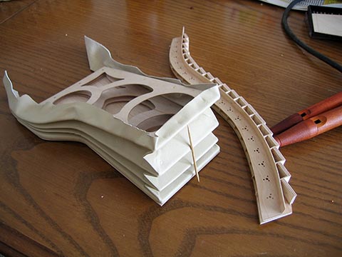 Standuhr. Autorarbeit von Alexander Babel. Montage der Lederblasebälge.