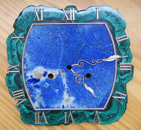 Standuhr. Autorarbeit von Alexander Babel. Zifferblatt (Lapislazuli, eingefasst in Malachit). Goldene Ziffern und Zeiger.