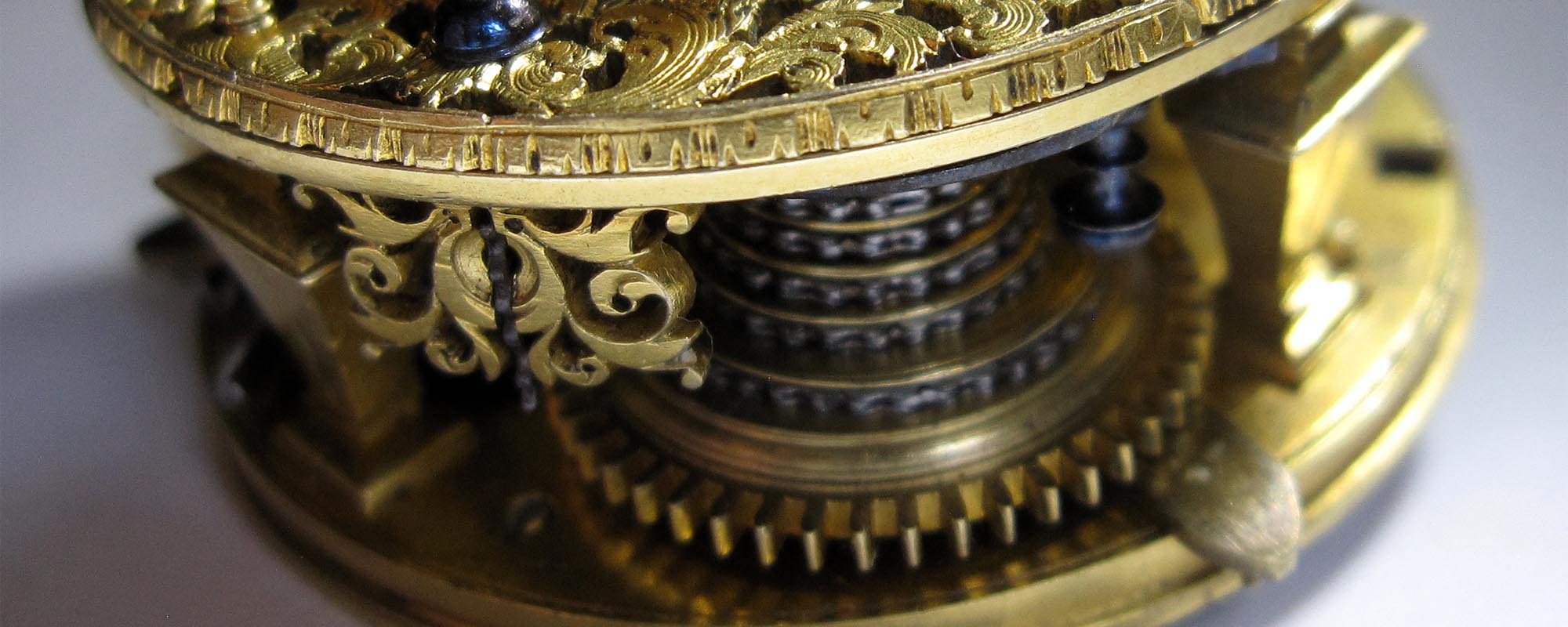 Антикварные настольные часы со шпиндельным ходом, приводимым в действие фузеей (улиткой) и цепью, старинное произведение искусства.