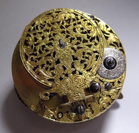 Antike Tischuhr mit Spindelhemmung, angetrieben durch Fusee (Schnecke) und Kette. Draufsicht. Skelettierte Unruhbrücke.