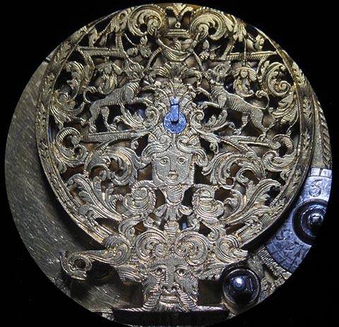 Skelettierte Unruhbrücke in Nahaufnahme. Antike Tischuhr mit Spindelhemmung, angetrieben durch Fusee (Schnecke) und Kette.