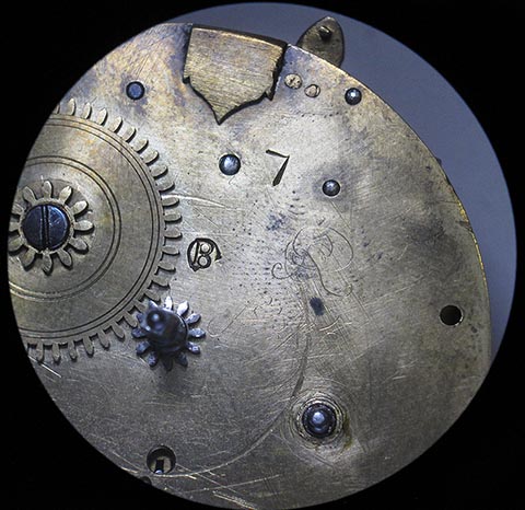 Antike Tischuhr mit Spindelhemmung, angetrieben durch Fusee (Schnecke) und Kette. Signatur auf dem Werk.