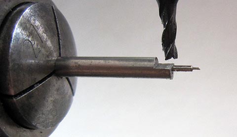 Herstellung der langen Palette der Unruhachse auf der Fräsmaschine. Antike Tischuhr mit Spindelhemmung, angetrieben durch Fusee und Kette.