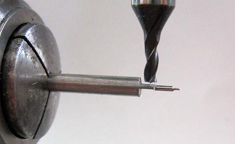 Antike Tischuhr mit Spindelhemmung, angetrieben durch Fusee und Kette. Herstellung der langen Palette der Unruhachse auf der Fräsmaschine.