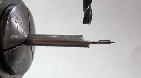 Herstellung der langen Palette der Unruhachse auf der Fräsmaschine. Antike Tischuhr mit Spindelhemmung, angetrieben durch Fusee und Kette.