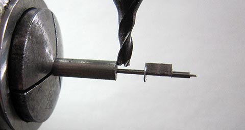 Fräsen der Unruhwelle, Durchmesser 0,6 mm, Länge 6 mm. Antike Tischuhr mit Spindelhemmung, angetrieben durch Fusee und Kette.