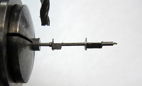 Fräsen der Unruhwelle. Antike Tischuhr mit Spindelhemmung, angetrieben durch Fusee und Kette.