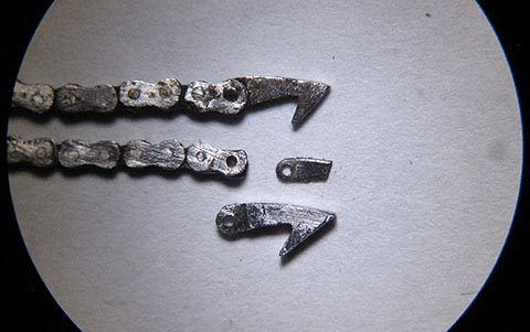 Herstellung von Haken und Stift (Ø 0,32 mm × 0,6 mm) für die Galle-Kette. Antike Tischuhr mit Spindelhemmung, angetrieben durch Schnecke (Fusée) und Kette.