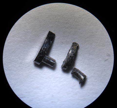 Links neben dem alten gebrochenen Sperrkegel liegt der neu gefertigte Sperrkegel für die Schnecke (Fusée). Antike Tischuhr mit Spindelhemmung.