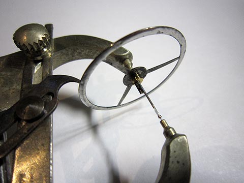 Neue Buchse. Zentrierung und Auswuchten der Unruh. Antike Tischuhr mit Spindelhemmung, angetrieben durch Schnecke (Fusée) und Kette.