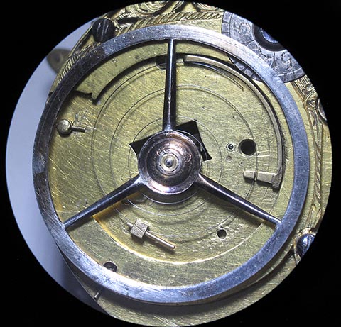 Die restaurierte Unruh mit Spirale in das Werk eingesetzt. Antike Tischuhr mit Spindelhemmung, angetrieben durch Schnecke (Fusée) und Kette.