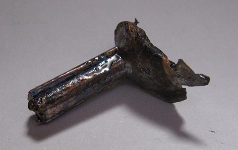 Herstellung des Stundenzeigers. Goldrohling Ø 5 mm × 16 mm. Antike Tischuhr mit Spindelhemmung, angetrieben durch Fusée (Schnecke) und Kette.