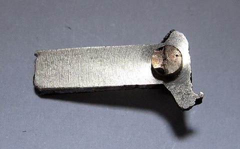 An einem Ende des Rohlings beidseitig abgedrehte Zylinder. Draufsicht. Antike Tischuhr mit Spindelhemmung. Herstellung des Stundenzeigers.