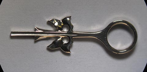 Antike Tischuhr mit Spindelhemmung, angetrieben durch Fusée (Schnecke) und Kette. Graviertes und poliertes Relief des goldenen Stundenzeigers.