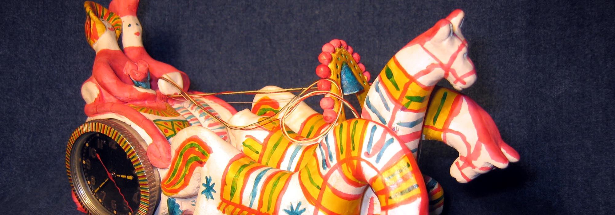 Настольные часы «Тройка». Филимоновская игрушка, Александр Бабель, 2001. Тройка лошадей везёт экипаж с солдатом и барышней, часы ЧЧЗ (Челябинский часовой завод).