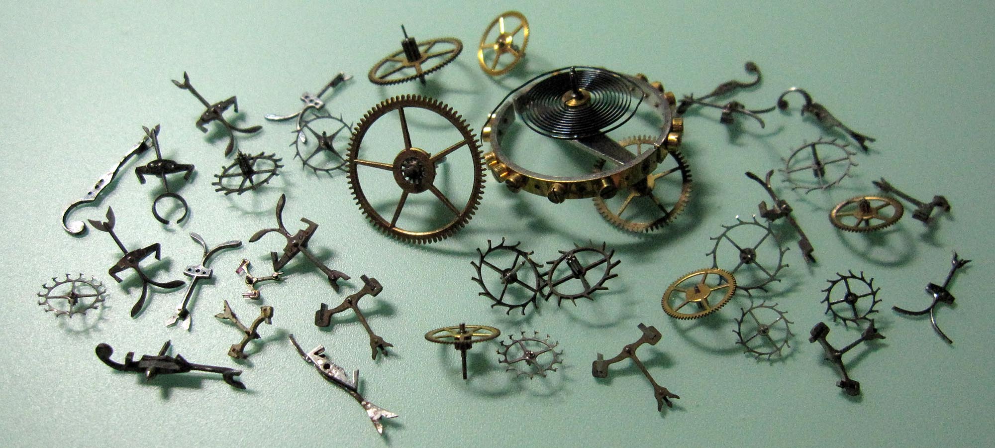 Lose Uhrenteile: Anker, Zahnräder, Unruh usw.