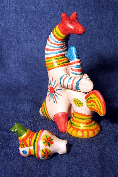 „Bär und Huhn“. Filimonovo-Spielzeug. 2000. Hergestellt im Unterricht für angewandte Komposition an der Kunstschule für Kinder in Nowomoskowsk (Russland).