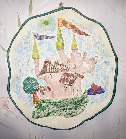 Rosette „Schloss“. Ton. 2000. Arbeit aus der Ausbildungszeit an der Kinderschule für Kunst in Nowomoskowsk (Russland).