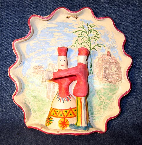 Rosette „Tanz“. Filimonowo-Spielzeug. 2000. Hergestellt im Unterricht für angewandte Komposition an der Kinderschule für Kunst in Nowomoskowsk (Russland).