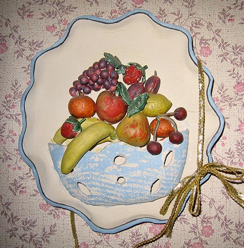 Rosette „Vase mit Früchten“. Ton. 2000. Arbeit aus der Ausbildungszeit an der Kinderschule für Kunst in Nowomoskowsk (Russland).