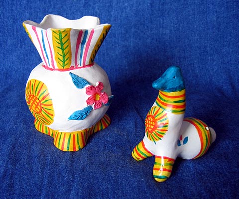„Vase und Huhn“. Filimonowo-Spielzeug. 2000. Hergestellt im Unterricht für angewandte Komposition an der Kinderschule für Kunst in Nowomoskowsk (Russland).