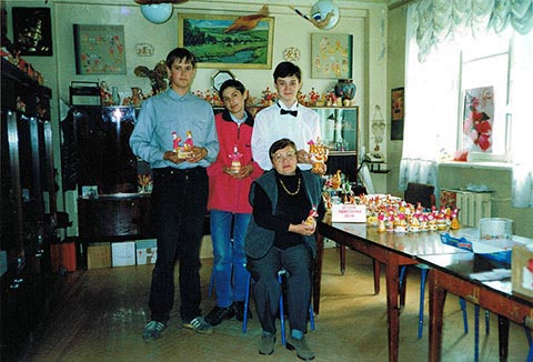 Letzter Tag in der Kunstschule. Von links nach rechts: Michail Dronow, Artjom Machanow, Alexander Babel; auf dem Stuhl die Lehrerin für angewandte Komposition L. S. Miljutina.