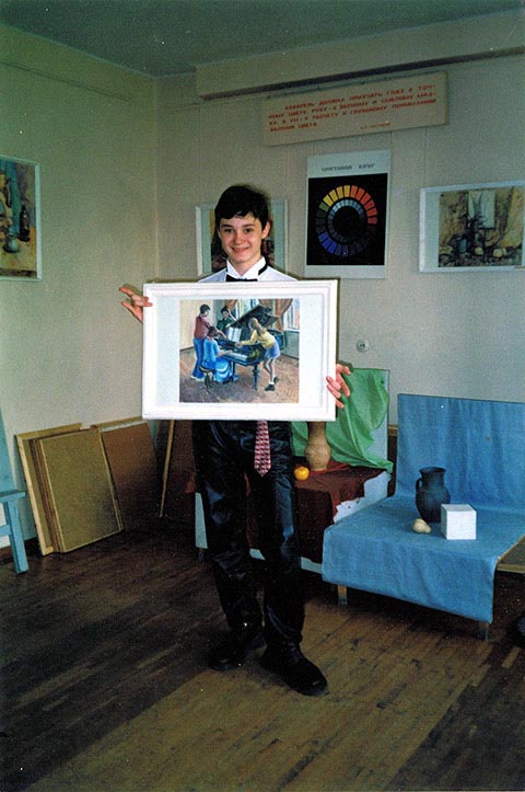 Alexander Babel im Klassenraum der Kunstschule mit seiner Abschlussarbeit in Staffeleikomposition. 2001.