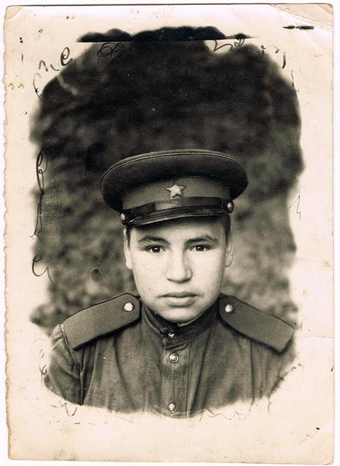 Gefreiter Skorobogatow P. P. während seines Dienstes auf Kamtschatka in Petropawlowsk-Kamtschatski (1952–1954).