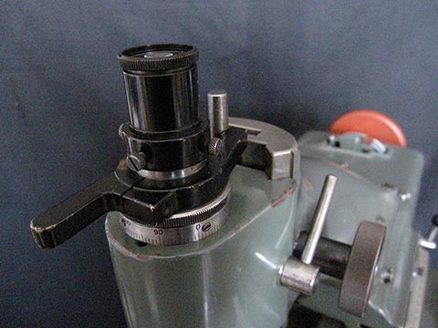 Koordinatenbohrmaschine Henri Hauser M1, Zentriermikroskop mit 35-facher Vergrößerung im Vertikalschlitten.