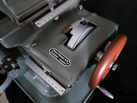 Koordinatenbohrmaschine Henri Hauser M1, metrische Skala mit Genauigkeit bis auf ein Tausendstel Millimeter, zwei Lineale.