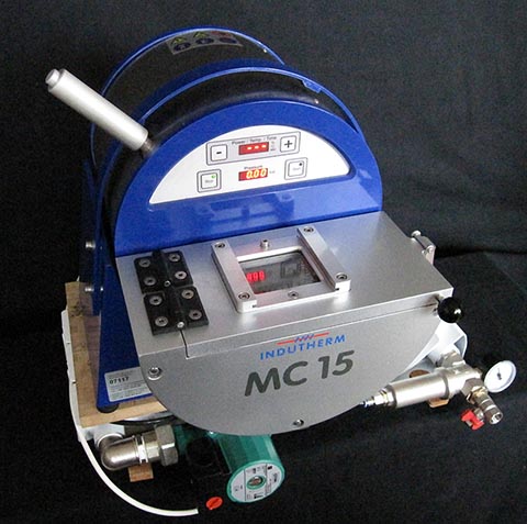 Induktionsgießanlage Indutherm MC15, Walzbachtal (Deutschland). Gesamtansicht.